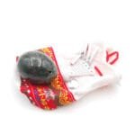 Nefrito kiausinis, yoni kiausinis, joni kiausinis, kristalinis kiausinis, nefritinis kiausinis, kristalo kiausinis Sertifikuotas nefrito kiaušinis (tyrimo ataskaita) Nefritinis kiaušinis. Tinka gimdžiusioms vieną kartą, po Cezario pjūvio, bet gali naudoti ir negimdžiusios. Išmatavimai: 4,1 x 3,2 cm Kilmės šalis: Mianmaras (Birma). Sudėtis: nefritas. nefrito kiaušinis, nefritas, yoni kiaušinis, energetinis kiaušinis, makšties treniruoklis, dubens dugno raumenų treniruotė, kiaušinys intymumui, nefrito kiaušinio naudos, nefrito kiaušinio praktika, moteriškos dao praktikos, intymios praktikos moterims, nefrito kiaušinis kaina, kur pirkti nefrito kiaušinį, nefrito kiaušinis internetu, nefrito kiaušinio sertifikatas, kaip naudoti nefrito kiaušinį, nefrito kiaušinis dydžiai, yoni treniruotės akmuo, obsidiano kiaušinis, rožinio kvarco kiaušinis, aventurino kiaušinis, akupresūros taškai makštyje, šlapimo nelaikymo prevencija, menstruacijų palengvinimas, PMS simptomų mažinimas, orgazmo pojūčio stiprinimas, makšties raumenų stiprinimas, energijos kėlimas, dao moterų praktikos, intymi sveikata, tradicinė kinų medicina praktika, seksualinės daoistų praktikos, nefrito istorija, yoni kiaušinys naudai, intymios energetikos treniruotė, arbatmedžio aliejus dezinfekuoti nefritą, pasiruošimas nefrito treniruotei, medžiagos apie nefritą, mokymai nefrito praktikoje, video praktika nefrito kiaušiniui, edita esenku šimkutė