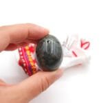 Nefrito kiausinis, yoni kiausinis, joni kiausinis, kristalinis kiausinis, nefritinis kiausinis, kristalo kiausinis Sertifikuotas nefrito kiaušinis (tyrimo ataskaita) Nefritinis kiaušinis. Tinka gimdžiusioms vieną kartą, po Cezario pjūvio, bet gali naudoti ir negimdžiusios. Išmatavimai: 4,1 x 3,2 cm Kilmės šalis: Mianmaras (Birma). Sudėtis: nefritas. nefrito kiaušinis, nefritas, yoni kiaušinis, energetinis kiaušinis, makšties treniruoklis, dubens dugno raumenų treniruotė, kiaušinys intymumui, nefrito kiaušinio naudos, nefrito kiaušinio praktika, moteriškos dao praktikos, intymios praktikos moterims, nefrito kiaušinis kaina, kur pirkti nefrito kiaušinį, nefrito kiaušinis internetu, nefrito kiaušinio sertifikatas, kaip naudoti nefrito kiaušinį, nefrito kiaušinis dydžiai, yoni treniruotės akmuo, obsidiano kiaušinis, rožinio kvarco kiaušinis, aventurino kiaušinis, akupresūros taškai makštyje, šlapimo nelaikymo prevencija, menstruacijų palengvinimas, PMS simptomų mažinimas, orgazmo pojūčio stiprinimas, makšties raumenų stiprinimas, energijos kėlimas, dao moterų praktikos, intymi sveikata, tradicinė kinų medicina praktika, seksualinės daoistų praktikos, nefrito istorija, yoni kiaušinys naudai, intymios energetikos treniruotė, arbatmedžio aliejus dezinfekuoti nefritą, pasiruošimas nefrito treniruotei, medžiagos apie nefritą, mokymai nefrito praktikoje, video praktika nefrito kiaušiniui, edita esenku šimkutė