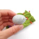 Sertifikuotas nefrito kiaušinis (tyrimo ataskaita) Tinka negimdžiusioms, gimdžiusioms vieną kartą ar po Cezario pjūvio. Išmatavimai: 3,9 x 3 cm Kilmės šalis: Mianmaras (Birma). Sudėtis: nefritas. nefrito kiaušinis, nefritas, yoni kiaušinis, energetinis kiaušinis, makšties treniruoklis, dubens dugno raumenų treniruotė, kiaušinys intymumui, nefrito kiaušinio naudos, nefrito kiaušinio praktika, moteriškos dao praktikos, intymios praktikos moterims, nefrito kiaušinis kaina, kur pirkti nefrito kiaušinį, nefrito kiaušinis internetu, nefrito kiaušinio sertifikatas, kaip naudoti nefrito kiaušinį, nefrito kiaušinis dydžiai, yoni treniruotės akmuo, obsidiano kiaušinis, rožinio kvarco kiaušinis, aventurino kiaušinis, akupresūros taškai makštyje, šlapimo nelaikymo prevencija, menstruacijų palengvinimas, PMS simptomų mažinimas, orgazmo pojūčio stiprinimas, makšties raumenų stiprinimas, energijos kėlimas, dao moterų praktikos, intymi sveikata, tradicinė kinų medicina praktika, seksualinės daoistų praktikos, nefrito istorija, yoni kiaušinys naudai, intymios energetikos treniruotė, arbatmedžio aliejus dezinfekuoti nefritą, pasiruošimas nefrito treniruotei, medžiagos apie nefritą, mokymai nefrito praktikoje, video praktika nefrito kiaušiniui, edita esenku šimkutė