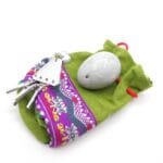 Sertifikuotas nefrito kiaušinis (tyrimo ataskaita) Tinka negimdžiusioms, gimdžiusioms vieną kartą ar po Cezario pjūvio. Išmatavimai: 3,9 x 3 cm Kilmės šalis: Mianmaras (Birma). Sudėtis: nefritas. nefrito kiaušinis, nefritas, yoni kiaušinis, energetinis kiaušinis, makšties treniruoklis, dubens dugno raumenų treniruotė, kiaušinys intymumui, nefrito kiaušinio naudos, nefrito kiaušinio praktika, moteriškos dao praktikos, intymios praktikos moterims, nefrito kiaušinis kaina, kur pirkti nefrito kiaušinį, nefrito kiaušinis internetu, nefrito kiaušinio sertifikatas, kaip naudoti nefrito kiaušinį, nefrito kiaušinis dydžiai, yoni treniruotės akmuo, obsidiano kiaušinis, rožinio kvarco kiaušinis, aventurino kiaušinis, akupresūros taškai makštyje, šlapimo nelaikymo prevencija, menstruacijų palengvinimas, PMS simptomų mažinimas, orgazmo pojūčio stiprinimas, makšties raumenų stiprinimas, energijos kėlimas, dao moterų praktikos, intymi sveikata, tradicinė kinų medicina praktika, seksualinės daoistų praktikos, nefrito istorija, yoni kiaušinys naudai, intymios energetikos treniruotė, arbatmedžio aliejus dezinfekuoti nefritą, pasiruošimas nefrito treniruotei, medžiagos apie nefritą, mokymai nefrito praktikoje, video praktika nefrito kiaušiniui, edita esenku šimkutė