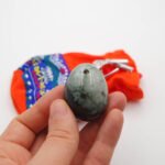 Nefrito kiaušinis, nefrito akmuo, nefritas, nefrito kiaušinis kaina, vidutinis nefrito kiaušinis, mažas nefrito kiaušinis, nefrito kiaušinis gimdžiusi, nefritinis kiaušinis, yoni kiaušinis, joni kiaušinis, joni egg, yoni egg, nefritinis kiaušinis, kristalo kiausinis