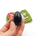 Vidutinis obsidiano kiaušinis, tinka gimdžiusioms vieną kartą ir negimdžiusioms. Išmatavimai: 4,5 x 3 cm nefrito kiaušinis, nefritas, yoni kiaušinis, energetinis kiaušinis, makšties treniruoklis, dubens dugno raumenų treniruotė, kiaušinys intymumui, nefrito kiaušinio naudos, nefrito kiaušinio praktika, moteriškos dao praktikos, intymios praktikos moterims, nefrito kiaušinis kaina, kur pirkti nefrito kiaušinį, nefrito kiaušinis internetu, nefrito kiaušinio sertifikatas, kaip naudoti nefrito kiaušinį, nefrito kiaušinis dydžiai, yoni treniruotės akmuo, obsidiano kiaušinis, rožinio kvarco kiaušinis, aventurino kiaušinis, akupresūros taškai makštyje, šlapimo nelaikymo prevencija, menstruacijų palengvinimas, PMS simptomų mažinimas, orgazmo pojūčio stiprinimas, makšties raumenų stiprinimas, energijos kėlimas, dao moterų praktikos, intymi sveikata, tradicinė kinų medicina praktika, seksualinės daoistų praktikos, nefrito istorija, yoni kiaušinys naudai, intymios energetikos treniruotė, arbatmedžio aliejus dezinfekuoti nefritą, pasiruošimas nefrito treniruotei, medžiagos apie nefritą, mokymai nefrito praktikoje, video praktika nefrito kiaušiniui, edita esenku šimkutė