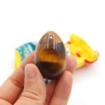 Vidutinis tigro akies yoni kiaušinis, tinka gimdžiusioms vieną kartą ir negimdžiusioms. Išmatavimai: 4,5 x 3 cm nefrito kiaušinis, nefritas, yoni kiaušinis, energetinis kiaušinis, makšties treniruoklis, dubens dugno raumenų treniruotė, kiaušinys intymumui, nefrito kiaušinio naudos, nefrito kiaušinio praktika, moteriškos dao praktikos, intymios praktikos moterims, nefrito kiaušinis kaina, kur pirkti nefrito kiaušinį, nefrito kiaušinis internetu, nefrito kiaušinio sertifikatas, kaip naudoti nefrito kiaušinį, nefrito kiaušinis dydžiai, yoni treniruotės akmuo, obsidiano kiaušinis, rožinio kvarco kiaušinis, aventurino kiaušinis, akupresūros taškai makštyje, šlapimo nelaikymo prevencija, menstruacijų palengvinimas, PMS simptomų mažinimas, orgazmo pojūčio stiprinimas, makšties raumenų stiprinimas, energijos kėlimas, dao moterų praktikos, intymi sveikata, tradicinė kinų medicina praktika, seksualinės daoistų praktikos, nefrito istorija, yoni kiaušinys naudai, intymios energetikos treniruotė, arbatmedžio aliejus dezinfekuoti nefritą, pasiruošimas nefrito treniruotei, medžiagos apie nefritą, mokymai nefrito praktikoje, video praktika nefrito kiaušiniui, edita esenku šimkutė