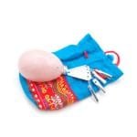 Didesnis rožinio kvarco kiaušinis, tinka gimdžiusioms du kartus ir daugiau. Išmatavimai: 5 x 3,5 cm Sudėtis: rožinis kvarcas. nefrito kiaušinis, nefritas, yoni kiaušinis, energetinis kiaušinis, makšties treniruoklis, dubens dugno raumenų treniruotė, kiaušinys intymumui, nefrito kiaušinio naudos, nefrito kiaušinio praktika, moteriškos dao praktikos, intymios praktikos moterims, nefrito kiaušinis kaina, kur pirkti nefrito kiaušinį, nefrito kiaušinis internetu, nefrito kiaušinio sertifikatas, kaip naudoti nefrito kiaušinį, nefrito kiaušinis dydžiai, yoni treniruotės akmuo, obsidiano kiaušinis, rožinio kvarco kiaušinis, aventurino kiaušinis, akupresūros taškai makštyje, šlapimo nelaikymo prevencija, menstruacijų palengvinimas, PMS simptomų mažinimas, orgazmo pojūčio stiprinimas, makšties raumenų stiprinimas, energijos kėlimas, dao moterų praktikos, intymi sveikata, tradicinė kinų medicina praktika, seksualinės daoistų praktikos, nefrito istorija, yoni kiaušinys naudai, intymios energetikos treniruotė, arbatmedžio aliejus dezinfekuoti nefritą, pasiruošimas nefrito treniruotei, medžiagos apie nefritą, mokymai nefrito praktikoje, video praktika nefrito kiaušiniui, edita esenku šimkutė