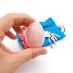 Didesnis rožinio kvarco kiaušinis, tinka gimdžiusioms du kartus ir daugiau. Išmatavimai: 5 x 3,5 cm Sudėtis: rožinis kvarcas. nefrito kiaušinis, nefritas, yoni kiaušinis, energetinis kiaušinis, makšties treniruoklis, dubens dugno raumenų treniruotė, kiaušinys intymumui, nefrito kiaušinio naudos, nefrito kiaušinio praktika, moteriškos dao praktikos, intymios praktikos moterims, nefrito kiaušinis kaina, kur pirkti nefrito kiaušinį, nefrito kiaušinis internetu, nefrito kiaušinio sertifikatas, kaip naudoti nefrito kiaušinį, nefrito kiaušinis dydžiai, yoni treniruotės akmuo, obsidiano kiaušinis, rožinio kvarco kiaušinis, aventurino kiaušinis, akupresūros taškai makštyje, šlapimo nelaikymo prevencija, menstruacijų palengvinimas, PMS simptomų mažinimas, orgazmo pojūčio stiprinimas, makšties raumenų stiprinimas, energijos kėlimas, dao moterų praktikos, intymi sveikata, tradicinė kinų medicina praktika, seksualinės daoistų praktikos, nefrito istorija, yoni kiaušinys naudai, intymios energetikos treniruotė, arbatmedžio aliejus dezinfekuoti nefritą, pasiruošimas nefrito treniruotei, medžiagos apie nefritą, mokymai nefrito praktikoje, video praktika nefrito kiaušiniui, edita esenku šimkutė
