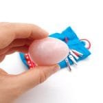 Didesnis rožinio kvarco kiaušinis, tinka gimdžiusioms du kartus ir daugiau. Išmatavimai: 5 x 3,5 cm Sudėtis: rožinis kvarcas. nefrito kiaušinis, nefritas, yoni kiaušinis, energetinis kiaušinis, makšties treniruoklis, dubens dugno raumenų treniruotė, kiaušinys intymumui, nefrito kiaušinio naudos, nefrito kiaušinio praktika, moteriškos dao praktikos, intymios praktikos moterims, nefrito kiaušinis kaina, kur pirkti nefrito kiaušinį, nefrito kiaušinis internetu, nefrito kiaušinio sertifikatas, kaip naudoti nefrito kiaušinį, nefrito kiaušinis dydžiai, yoni treniruotės akmuo, obsidiano kiaušinis, rožinio kvarco kiaušinis, aventurino kiaušinis, akupresūros taškai makštyje, šlapimo nelaikymo prevencija, menstruacijų palengvinimas, PMS simptomų mažinimas, orgazmo pojūčio stiprinimas, makšties raumenų stiprinimas, energijos kėlimas, dao moterų praktikos, intymi sveikata, tradicinė kinų medicina praktika, seksualinės daoistų praktikos, nefrito istorija, yoni kiaušinys naudai, intymios energetikos treniruotė, arbatmedžio aliejus dezinfekuoti nefritą, pasiruošimas nefrito treniruotei, medžiagos apie nefritą, mokymai nefrito praktikoje, video praktika nefrito kiaušiniui, edita esenku šimkutė